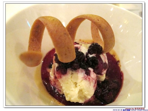 轉角餐廳:(台南。東區美食)『轉角餐廳』。美如教堂般的歐式餐廳。另有私人酒窖,提供餐酒服務。雙人海陸套餐,吃得到老饕黑牛和加拿大活龍蝦,美味饗宴熱情供應中!