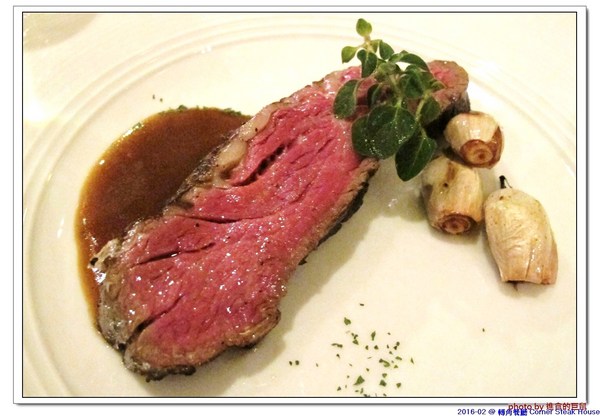 轉角餐廳:(台南。東區美食)『轉角餐廳』。美如教堂般的歐式餐廳。另有私人酒窖,提供餐酒服務。雙人海陸套餐,吃得到老饕黑牛和加拿大活龍蝦,美味饗宴熱情供應中!