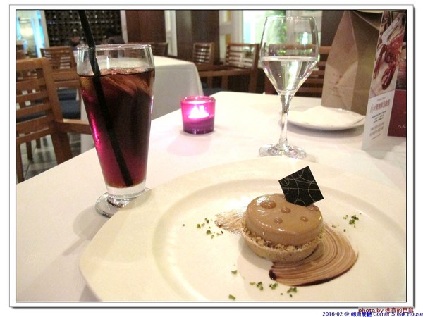 轉角餐廳:(台南。東區美食)『轉角餐廳』。美如教堂般的歐式餐廳。另有私人酒窖,提供餐酒服務。雙人海陸套餐,吃得到老饕黑牛和加拿大活龍蝦,美味饗宴熱情供應中!