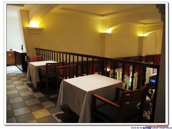 轉角餐廳:(台南。東區美食)『轉角餐廳』。美如教堂般的歐式餐廳。另有私人酒窖,提供餐酒服務。雙人海陸套餐,吃得到老饕黑牛和加拿大活龍蝦,美味饗宴熱情供應中!