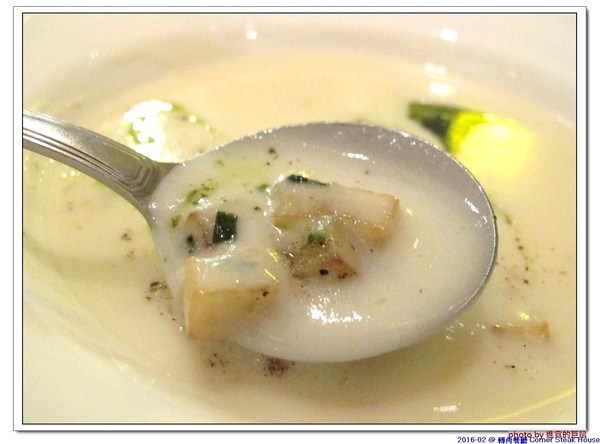 轉角餐廳:(台南。東區美食)『轉角餐廳』。美如教堂般的歐式餐廳。另有私人酒窖,提供餐酒服務。雙人海陸套餐,吃得到老饕黑牛和加拿大活龍蝦,美味饗宴熱情供應中!