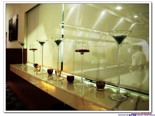 轉角餐廳:(台南。東區美食)『轉角餐廳』。美如教堂般的歐式餐廳。另有私人酒窖,提供餐酒服務。雙人海陸套餐,吃得到老饕黑牛和加拿大活龍蝦,美味饗宴熱情供應中!