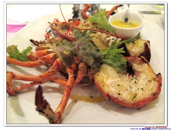 轉角餐廳:(台南。東區美食)『轉角餐廳』。美如教堂般的歐式餐廳。另有私人酒窖,提供餐酒服務。雙人海陸套餐,吃得到老饕黑牛和加拿大活龍蝦,美味饗宴熱情供應中!