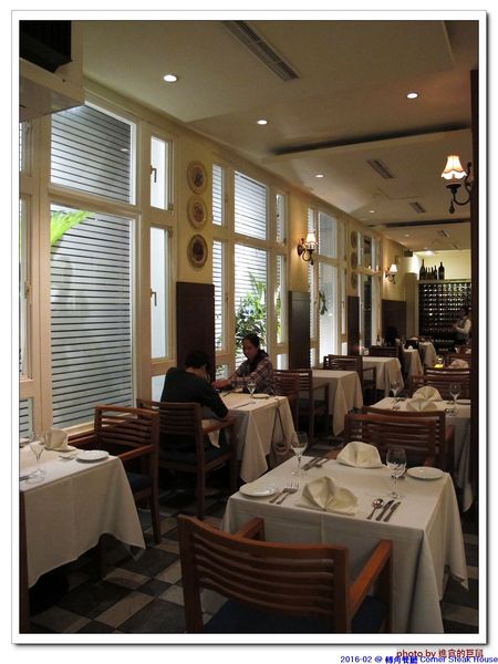 轉角餐廳:(台南。東區美食)『轉角餐廳』。美如教堂般的歐式餐廳。另有私人酒窖,提供餐酒服務。雙人海陸套餐,吃得到老饕黑牛和加拿大活龍蝦,美味饗宴熱情供應中!