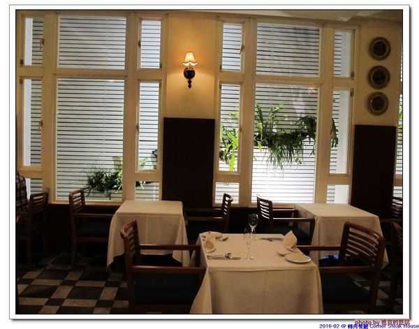 轉角餐廳:(台南。東區美食)『轉角餐廳』。美如教堂般的歐式餐廳。另有私人酒窖,提供餐酒服務。雙人海陸套餐,吃得到老饕黑牛和加拿大活龍蝦,美味饗宴熱情供應中!