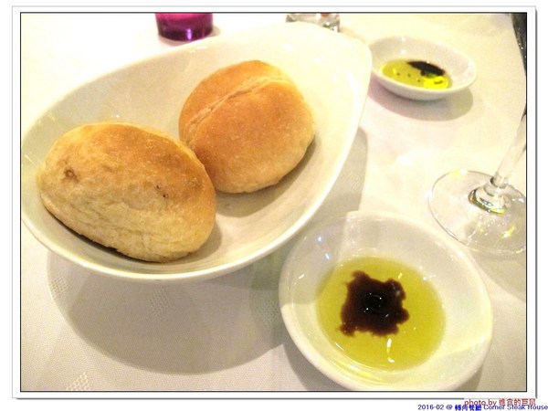 轉角餐廳:(台南。東區美食)『轉角餐廳』。美如教堂般的歐式餐廳。另有私人酒窖,提供餐酒服務。雙人海陸套餐,吃得到老饕黑牛和加拿大活龍蝦,美味饗宴熱情供應中!