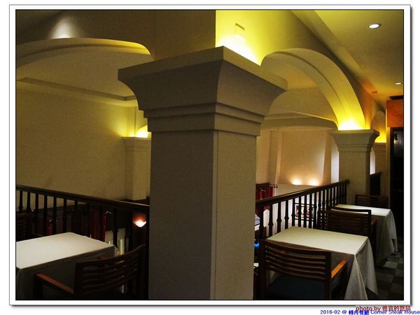 轉角餐廳:(台南。東區美食)『轉角餐廳』。美如教堂般的歐式餐廳。另有私人酒窖,提供餐酒服務。雙人海陸套餐,吃得到老饕黑牛和加拿大活龍蝦,美味饗宴熱情供應中!