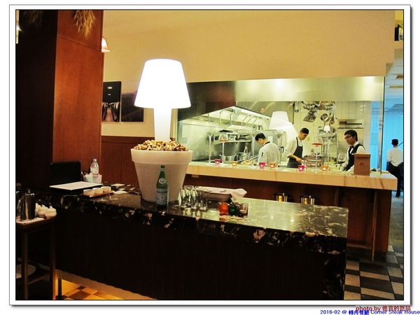 轉角餐廳:(台南。東區美食)『轉角餐廳』。美如教堂般的歐式餐廳。另有私人酒窖,提供餐酒服務。雙人海陸套餐,吃得到老饕黑牛和加拿大活龍蝦,美味饗宴熱情供應中!