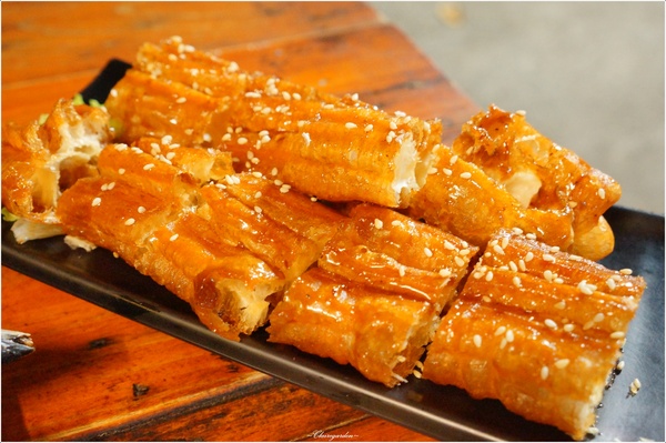 騷烤家(前鋒總店)：[2015台南行] 東區 府城騷烤家~堅守鹽烤。獨家烤油條、豆皮