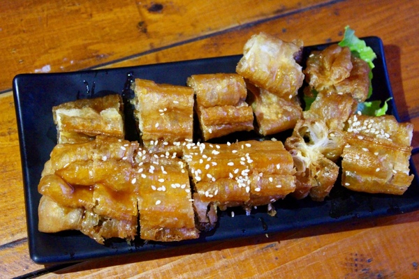 府城騷烤家：[台南]必嚐串燒 薄鹽清爽。獨創醬烤油條必點。宵夜聚餐小酌推薦 府城騷烤家