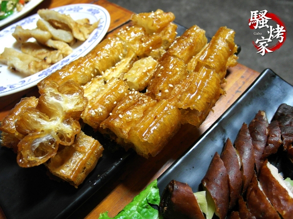 騷烤家(前鋒總店):【台南||東區】油條也能『烤』來吃!堅持炭火&鹽烤──府城騷烤家!