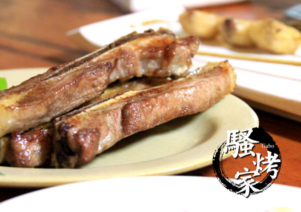 騷烤家(前鋒總店):【台南||東區】油條也能『烤』來吃!堅持炭火&鹽烤──府城騷烤家!