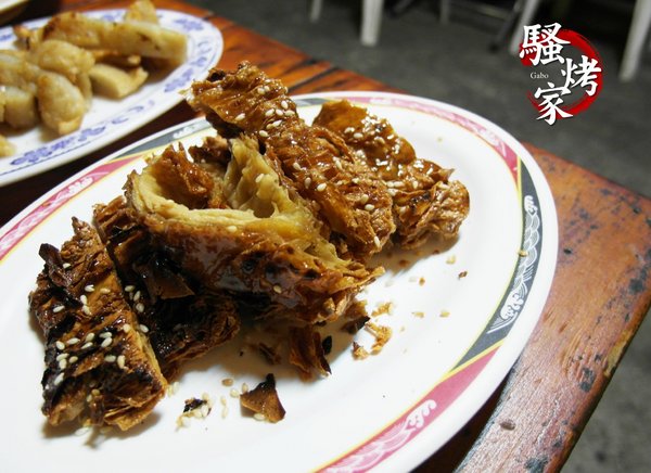 騷烤家(前鋒總店):【台南||東區】油條也能『烤』來吃!堅持炭火&鹽烤──府城騷烤家!