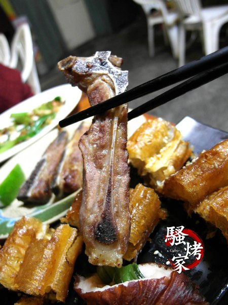 騷烤家(前鋒總店):【台南||東區】油條也能『烤』來吃!堅持炭火&鹽烤──府城騷烤家!