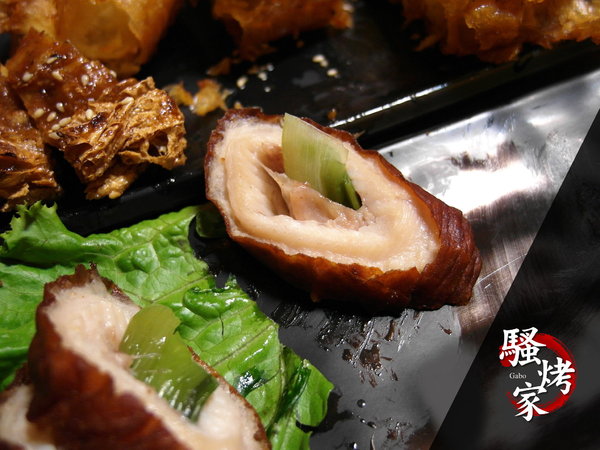 騷烤家(前鋒總店):【台南||東區】油條也能『烤』來吃!堅持炭火&鹽烤──府城騷烤家!