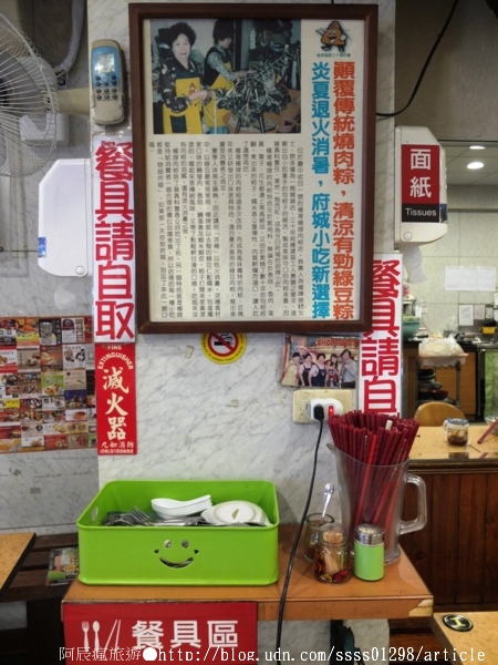 楊哥楊嫂肉粽(總店):【美食特搜。台南中西區】楊哥楊嫂肉粽(慶中總店)。狀元粽 精緻肉粽 台灣綜第一名”封號 府城經典招牌小吃