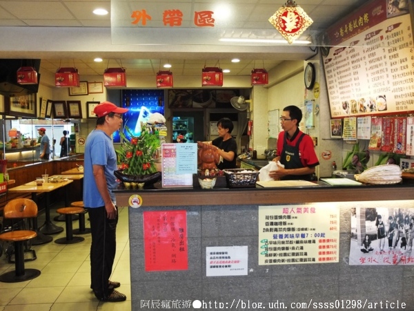 楊哥楊嫂肉粽(總店):【美食特搜。台南中西區】楊哥楊嫂肉粽(慶中總店)。狀元粽 精緻肉粽 台灣綜第一名”封號 府城經典招牌小吃