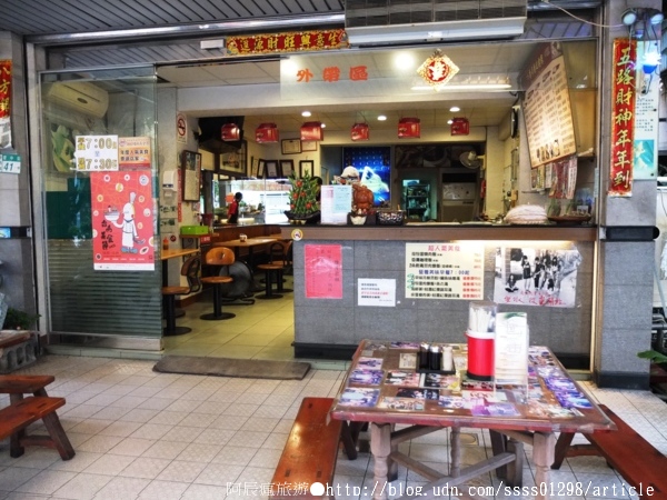 楊哥楊嫂肉粽(總店):【美食特搜。台南中西區】楊哥楊嫂肉粽(慶中總店)。狀元粽 精緻肉粽 台灣綜第一名”封號 府城經典招牌小吃