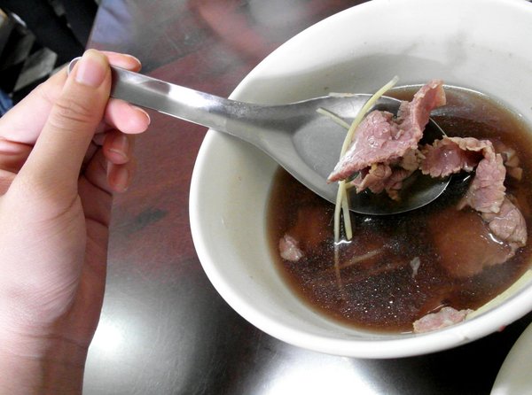 文章牛肉湯:【台南||安平】文章牛肉湯──在地人激推!銷魂清甜牛肉湯&牛燥飯!