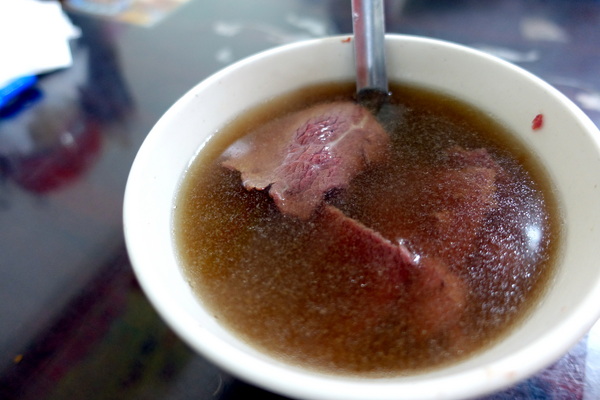 文章牛肉湯:(胖樺食記)台南安平推薦必吃排隊美食「文章牛肉湯」,建議下午四點就來排隊/麻油/熱炒/牛舌/牛雜/高CP值/早午餐/消夜