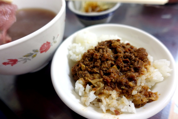 文章牛肉湯:(胖樺食記)台南安平推薦必吃排隊美食「文章牛肉湯」,建議下午四點就來排隊/麻油/熱炒/牛舌/牛雜/高CP值/早午餐/消夜