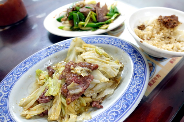 文章牛肉湯:(胖樺食記)台南安平推薦必吃排隊美食「文章牛肉湯」,建議下午四點就來排隊/麻油/熱炒/牛舌/牛雜/高CP值/早午餐/消夜