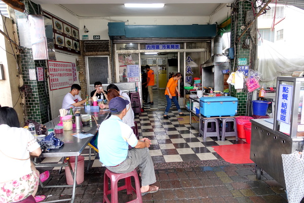 文章牛肉湯:(胖樺食記)台南安平推薦必吃排隊美食「文章牛肉湯」,建議下午四點就來排隊/麻油/熱炒/牛舌/牛雜/高CP值/早午餐/消夜