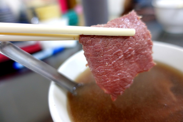 文章牛肉湯:(胖樺食記)台南安平推薦必吃排隊美食「文章牛肉湯」,建議下午四點就來排隊/麻油/熱炒/牛舌/牛雜/高CP值/早午餐/消夜