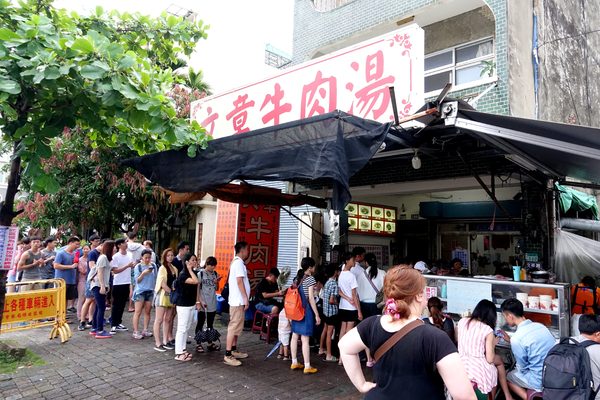 文章牛肉湯:(胖樺食記)台南安平推薦必吃排隊美食「文章牛肉湯」,建議下午四點就來排隊/麻油/熱炒/牛舌/牛雜/高CP值/早午餐/消夜
