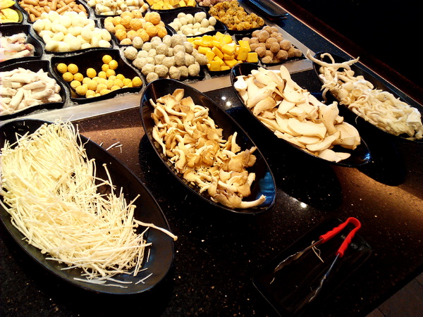 寶日式涮涮鍋(台南安平店):【臺南Ω安平區】宝TAKARA日式涮涮鍋。現切肉品、蔬菜、海鮮類都是上等品質