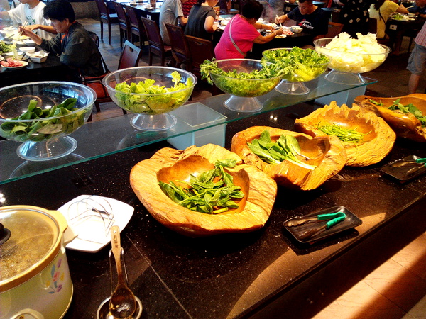 寶日式涮涮鍋(台南安平店):【臺南Ω安平區】宝TAKARA日式涮涮鍋。現切肉品、蔬菜、海鮮類都是上等品質