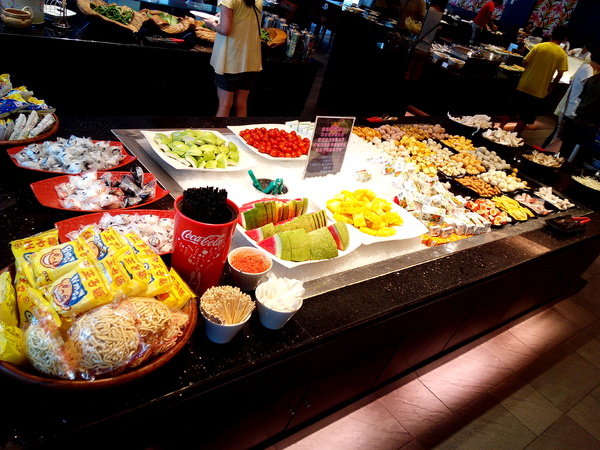 寶日式涮涮鍋(台南安平店):【臺南Ω安平區】宝TAKARA日式涮涮鍋。現切肉品、蔬菜、海鮮類都是上等品質