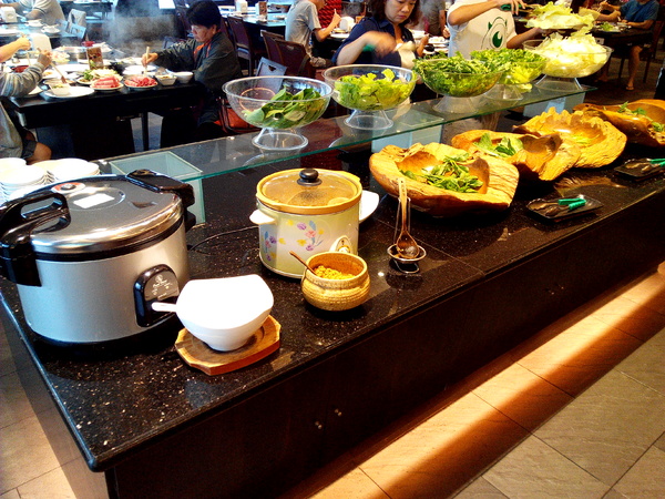 寶日式涮涮鍋(台南安平店):【臺南Ω安平區】宝TAKARA日式涮涮鍋。現切肉品、蔬菜、海鮮類都是上等品質