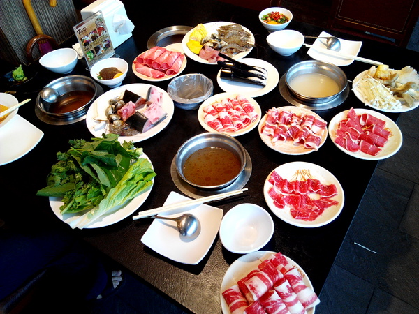 寶日式涮涮鍋(台南安平店):【臺南Ω安平區】宝TAKARA日式涮涮鍋。現切肉品、蔬菜、海鮮類都是上等品質