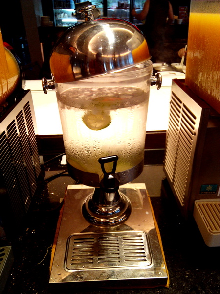 寶日式涮涮鍋(台南安平店):【臺南Ω安平區】宝TAKARA日式涮涮鍋。現切肉品、蔬菜、海鮮類都是上等品質