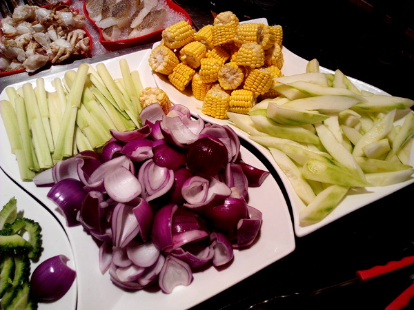 寶日式涮涮鍋(台南安平店):【臺南Ω安平區】宝TAKARA日式涮涮鍋。現切肉品、蔬菜、海鮮類都是上等品質