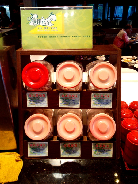 寶日式涮涮鍋(台南安平店):【臺南Ω安平區】宝TAKARA日式涮涮鍋。現切肉品、蔬菜、海鮮類都是上等品質