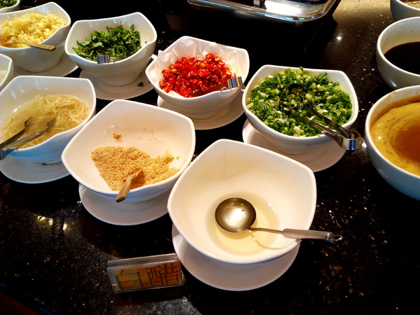 寶日式涮涮鍋(台南安平店):【臺南Ω安平區】宝TAKARA日式涮涮鍋。現切肉品、蔬菜、海鮮類都是上等品質