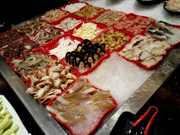 寶日式涮涮鍋(台南安平店):【臺南Ω安平區】宝TAKARA日式涮涮鍋。現切肉品、蔬菜、海鮮類都是上等品質