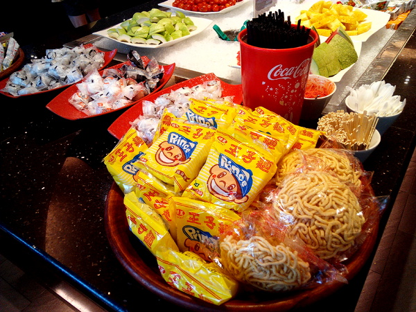 寶日式涮涮鍋(台南安平店):【臺南Ω安平區】宝TAKARA日式涮涮鍋。現切肉品、蔬菜、海鮮類都是上等品質