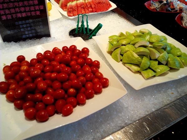 寶日式涮涮鍋(台南安平店):【臺南Ω安平區】宝TAKARA日式涮涮鍋。現切肉品、蔬菜、海鮮類都是上等品質