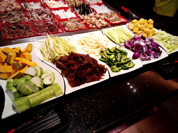 寶日式涮涮鍋(台南安平店):【臺南Ω安平區】宝TAKARA日式涮涮鍋。現切肉品、蔬菜、海鮮類都是上等品質