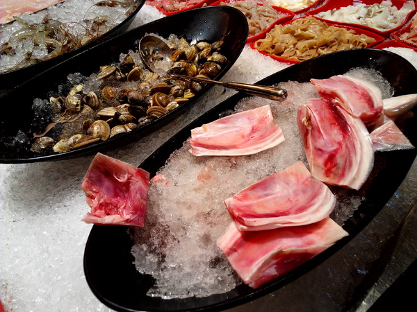 寶日式涮涮鍋(台南安平店):【臺南Ω安平區】宝TAKARA日式涮涮鍋。現切肉品、蔬菜、海鮮類都是上等品質