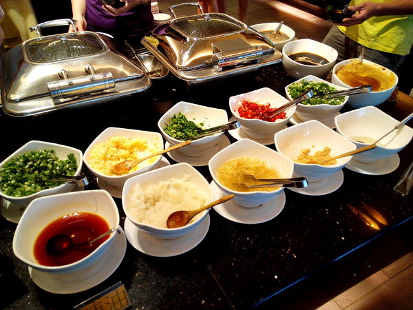 寶日式涮涮鍋(台南安平店):【臺南Ω安平區】宝TAKARA日式涮涮鍋。現切肉品、蔬菜、海鮮類都是上等品質