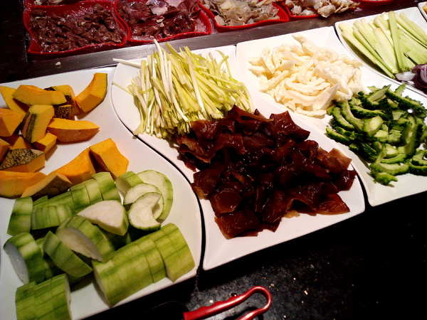 寶日式涮涮鍋(台南安平店):【臺南Ω安平區】宝TAKARA日式涮涮鍋。現切肉品、蔬菜、海鮮類都是上等品質