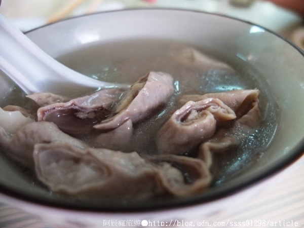 安平東興蚵嗲：【美食特搜。台南安平區】東興蚵嗲。誘人蚵嗲炸物 炸鹹粿 炸番薯 安平海味推薦 超過40年口碑老字號