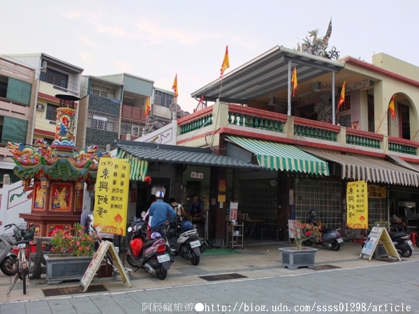 安平東興蚵嗲：【美食特搜。台南安平區】東興蚵嗲。誘人蚵嗲炸物 炸鹹粿 炸番薯 安平海味推薦 超過40年口碑老字號