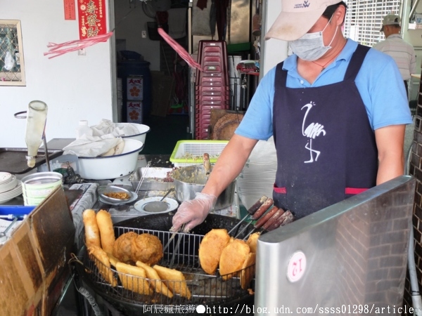 安平東興蚵嗲：【美食特搜。台南安平區】東興蚵嗲。誘人蚵嗲炸物 炸鹹粿 炸番薯 安平海味推薦 超過40年口碑老字號