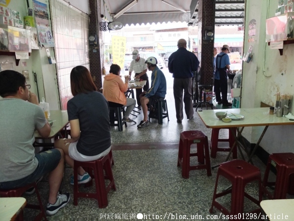 安平東興蚵嗲：【美食特搜。台南安平區】東興蚵嗲。誘人蚵嗲炸物 炸鹹粿 炸番薯 安平海味推薦 超過40年口碑老字號