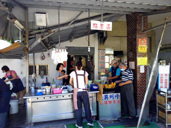 安平東興蚵嗲：【安平區】東興蚵嗲。餡料飽滿的老字號小吃